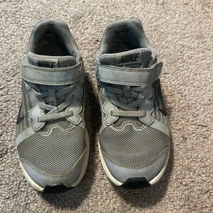Gray Nike tennis shoes